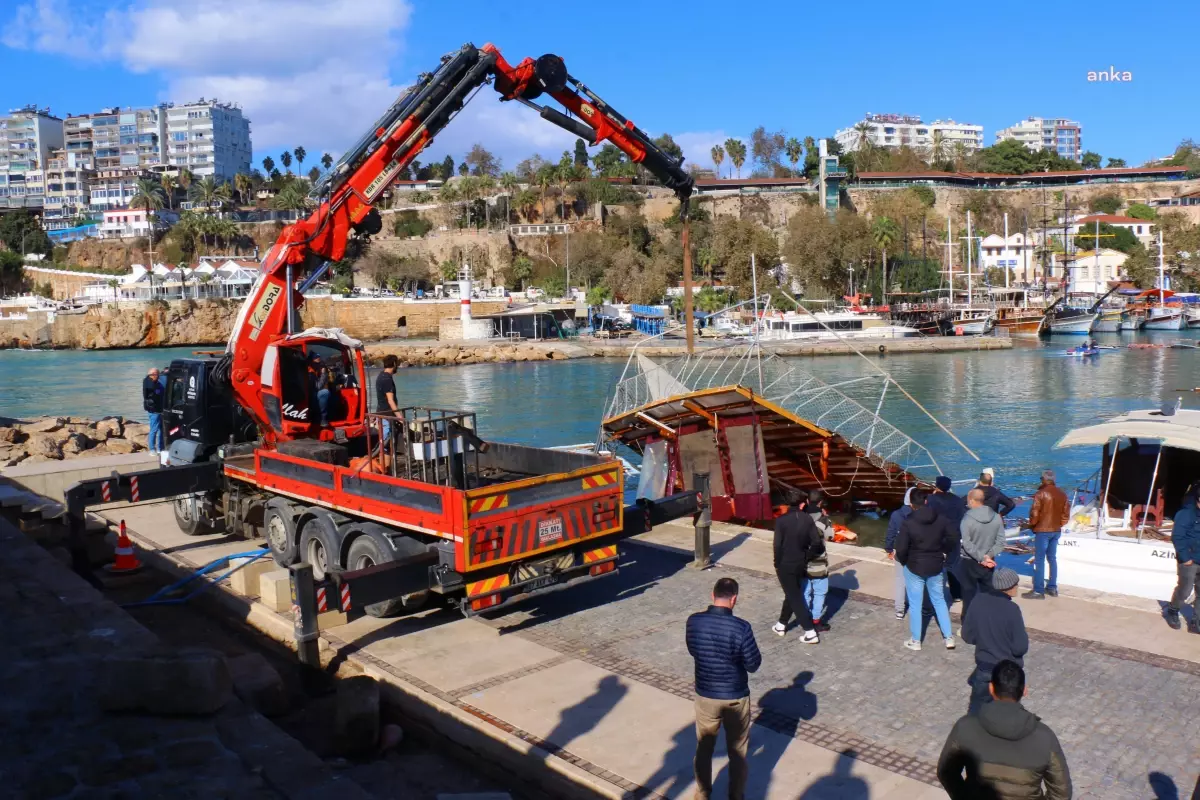 Antalya\'da fırtına ve yağış sonrası temizlik çalışması yapıldı