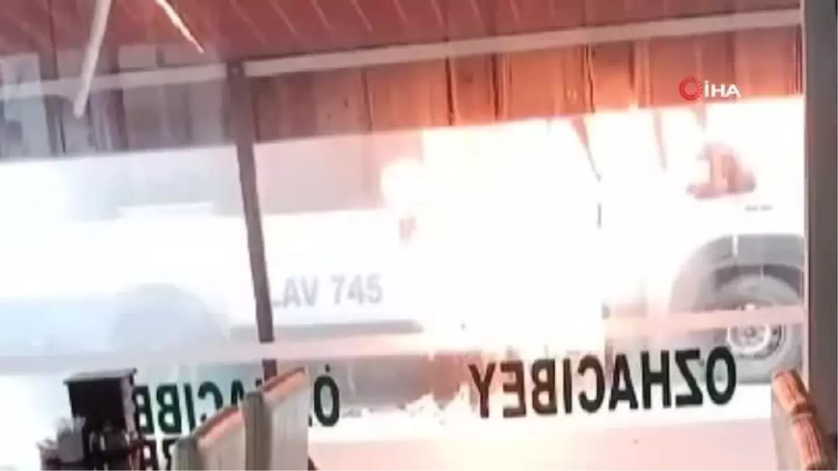 Araç yangınını çeken basın mensubuna saldırı kamerada