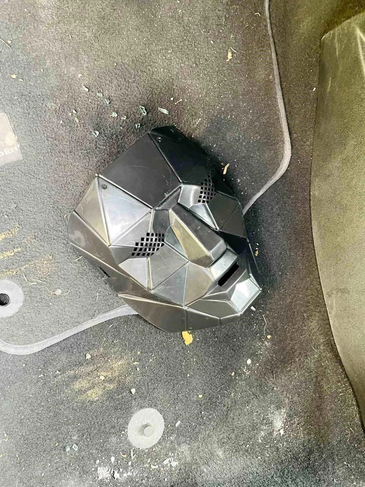 Arnavutköy\'de kurşunlanmış otomobilde maske bulundu
