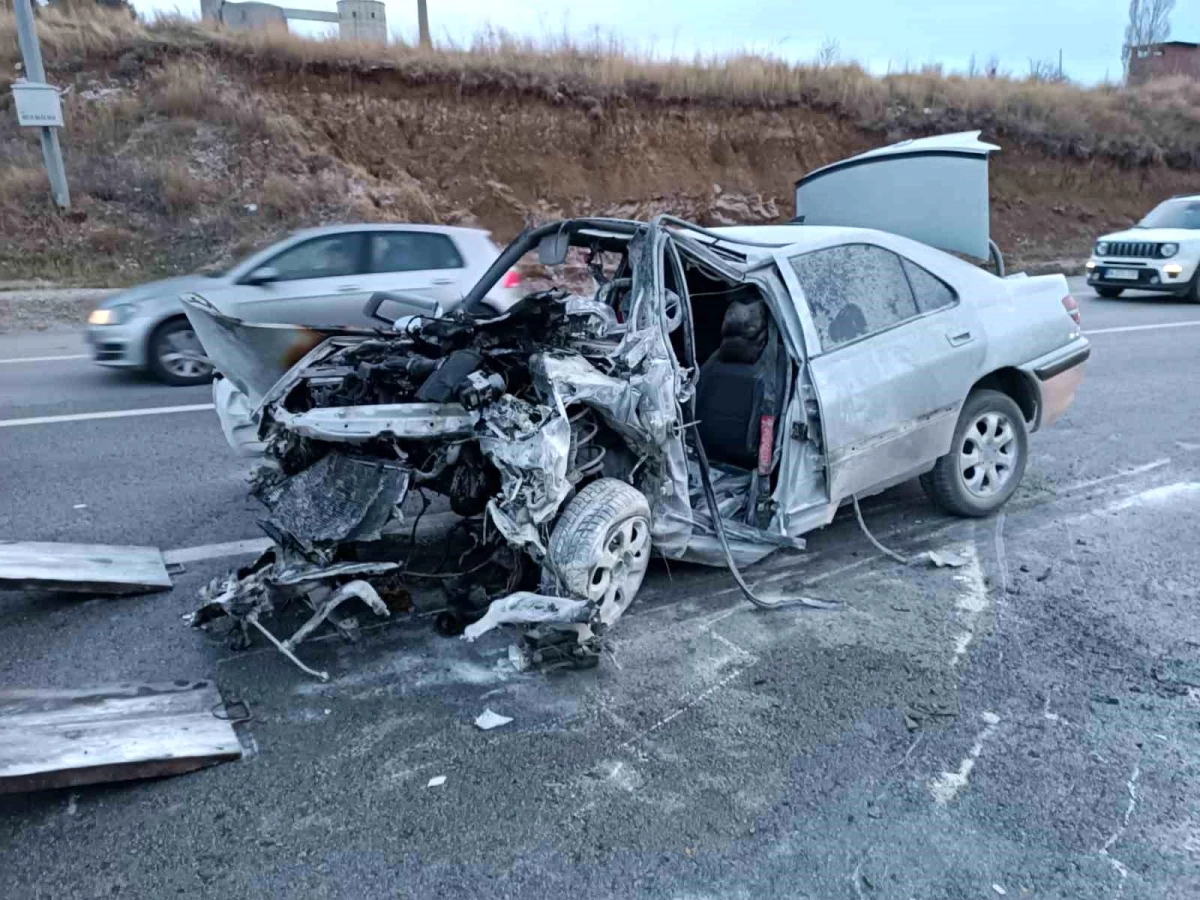Ankara\'da Otomobil Kazası: 3 Kişi Hayatını Kaybetti, 1 Bebek Ağır Yaralandı
