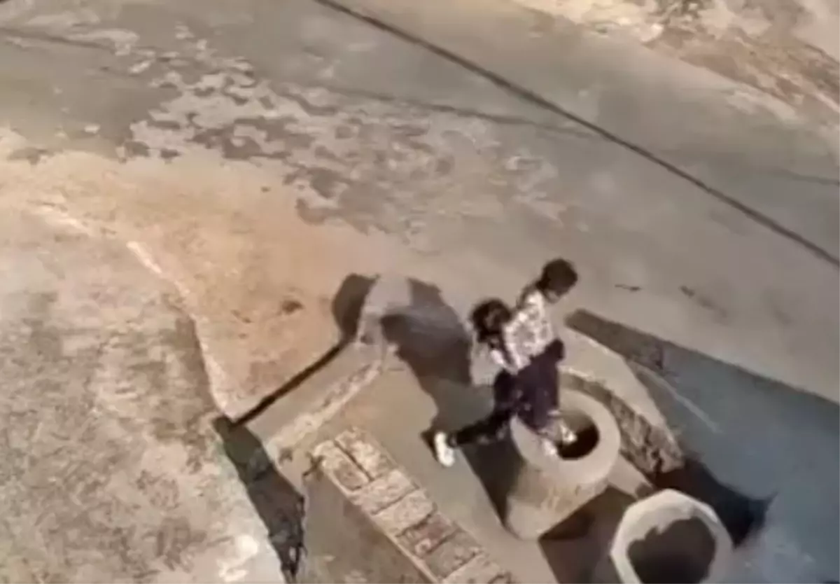 Kız çocuğu, arkadaşını kör kuyuya böyle attı! Dehşet anları kamerada 
