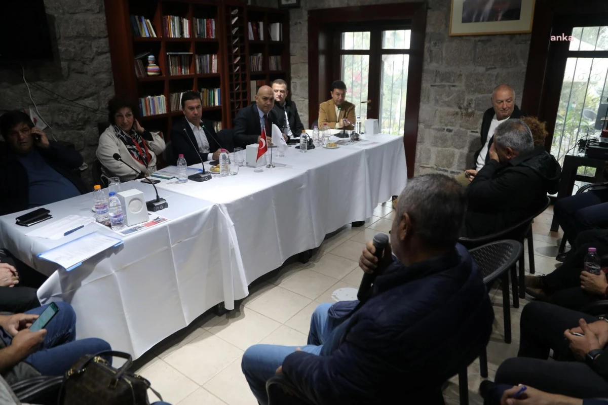 Bodrum Belediye Başkanı Ahmet Aras, Türkbükü Mahallesi Hekimköy Sitesi\'nde toplantı düzenledi