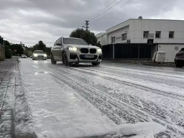 Bodrum'da yollardaki beyaz köpük merak uyandırdı