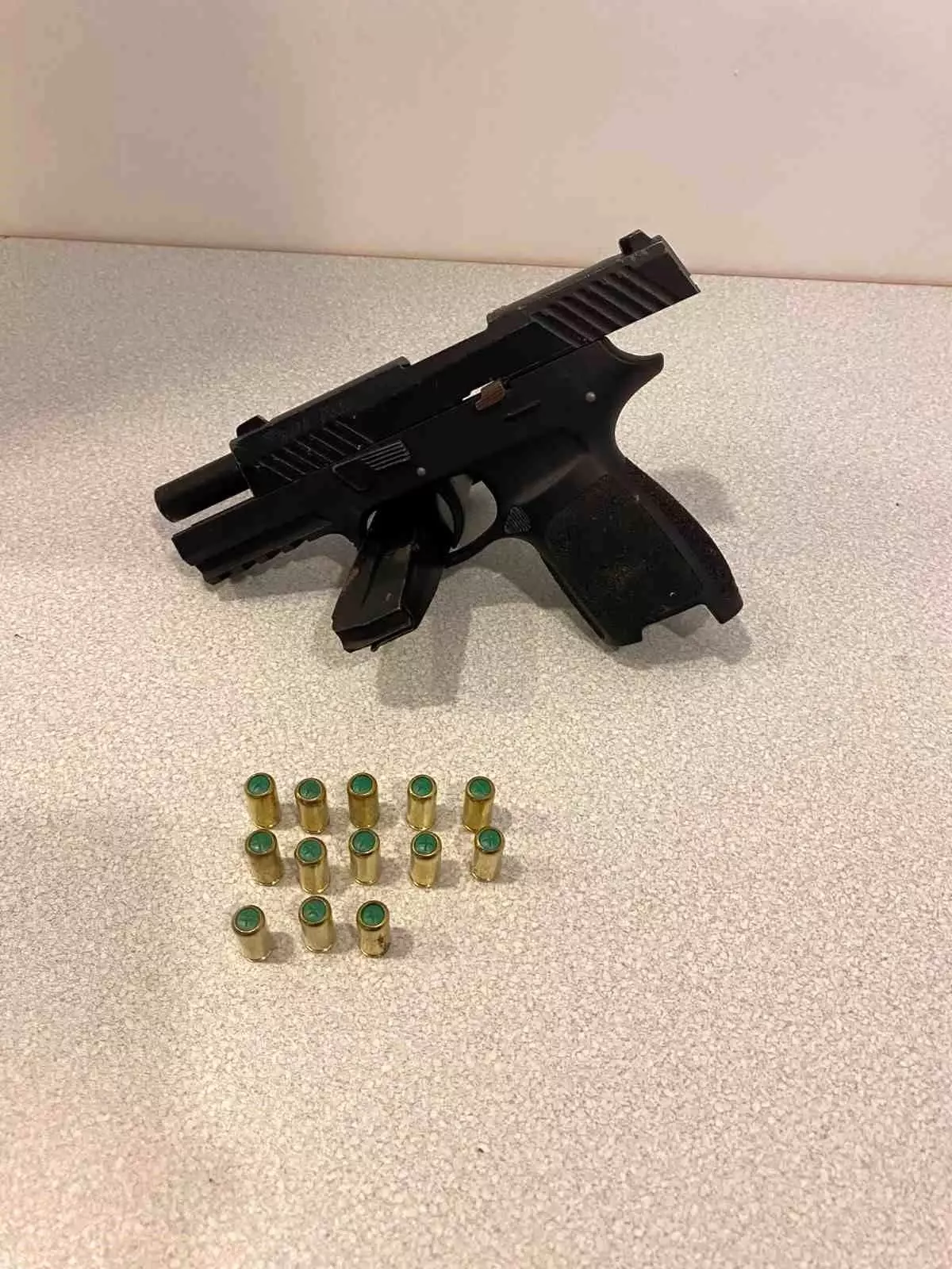 Büyükçekmece\'de silahla havaya ateş eden çocuk ve silah sahibi yakalandı