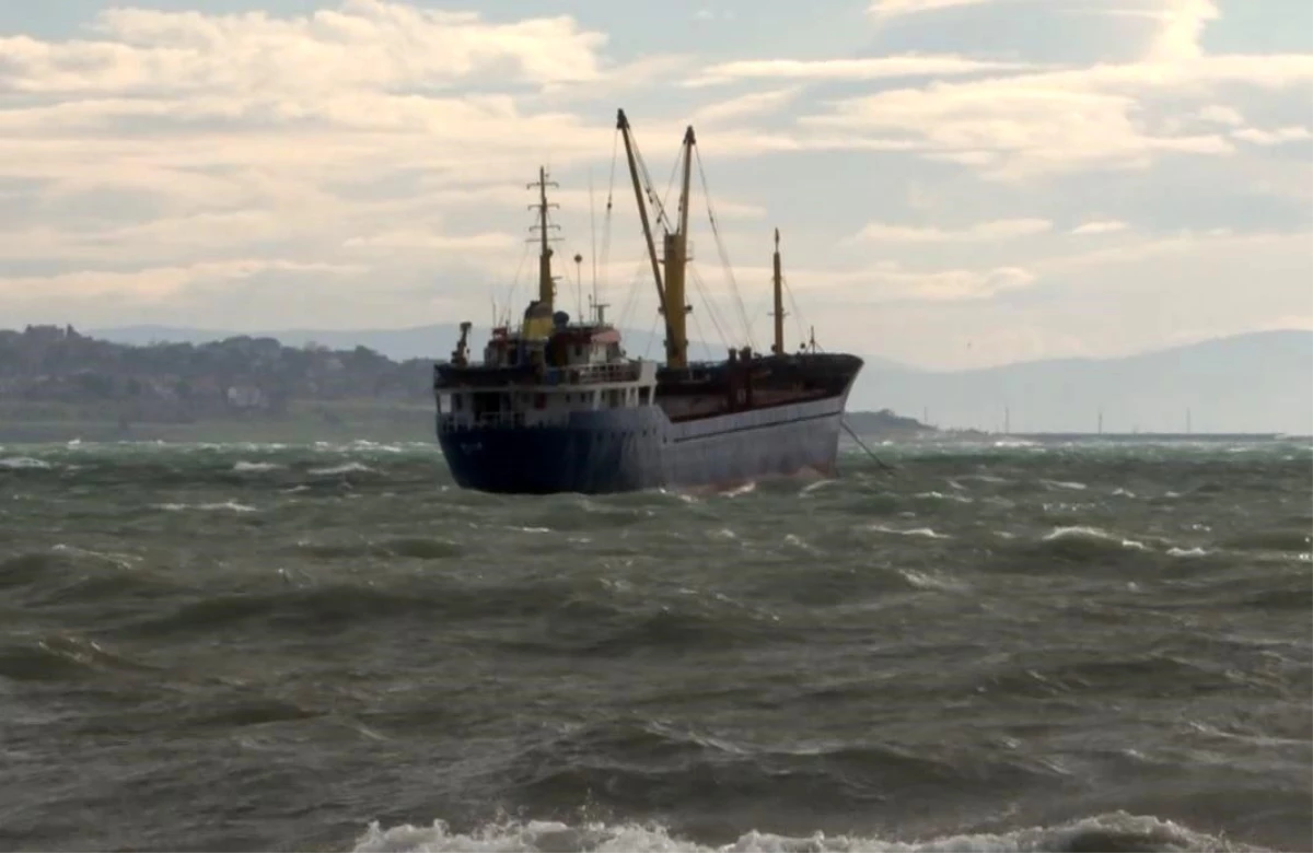 İstanbul Büyükçekmece Körfezi\'nde Lodosta Sallanan Gemi