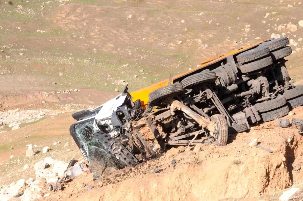 Şırnak\'ta freni boşalan kamyon devrildi, sürücü yaralandı