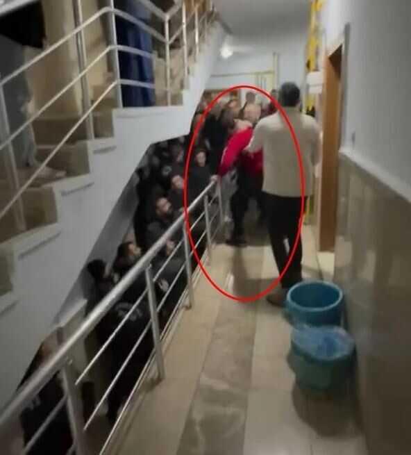 Ev sahibini dışarı atıp kapıyı kilitleyen hırsız linçten zor kurtuldu