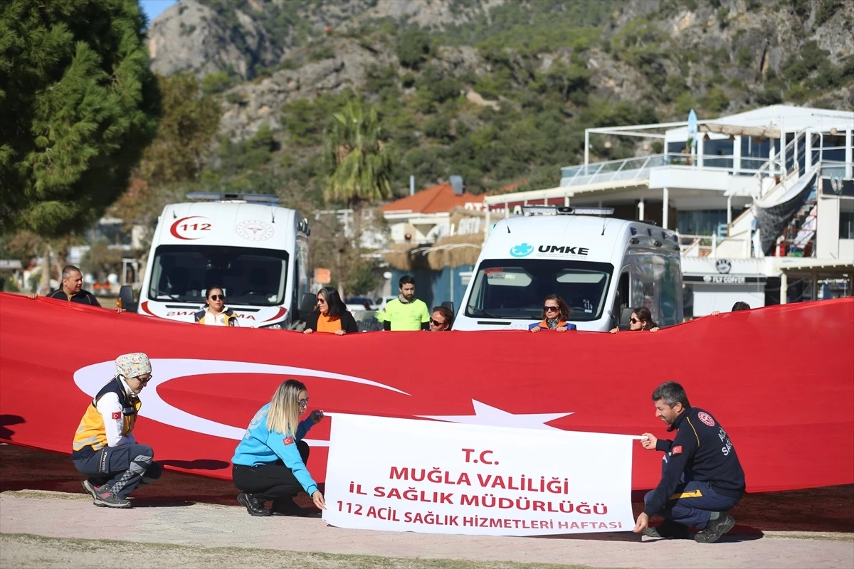 Fethiye\'de sağlık çalışanları yamaç paraşütü uçuşunda Türk bayrağı açtı