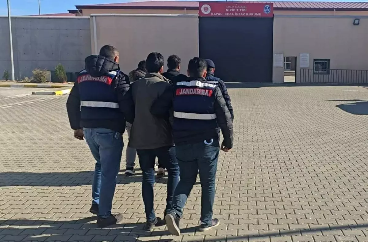 Gaziantep\'te Göçmen Kaçakçılığı Operasyonu: 3 Göçmen ve 2 Organizatör Yakalandı