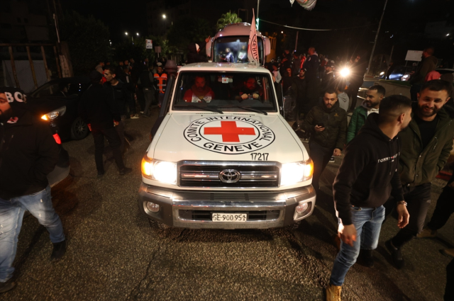 Geçici ateşkesin 5. gününde rehine takası başladı! Hamas, 10 esiri Kızılhaç'a teslim etti