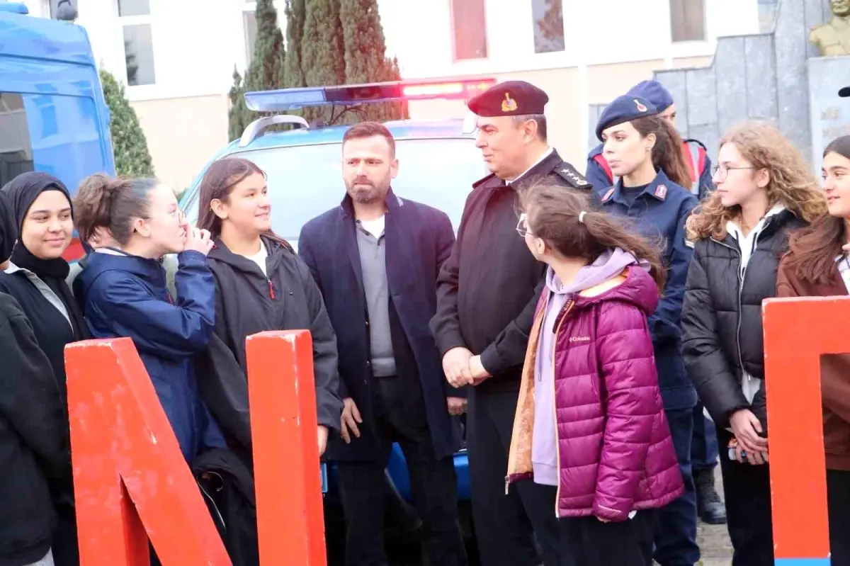 Düzce Kasım Aktaş Ortaokulu Öğrencileri İl Jandarma Komutanlığını Gezdi