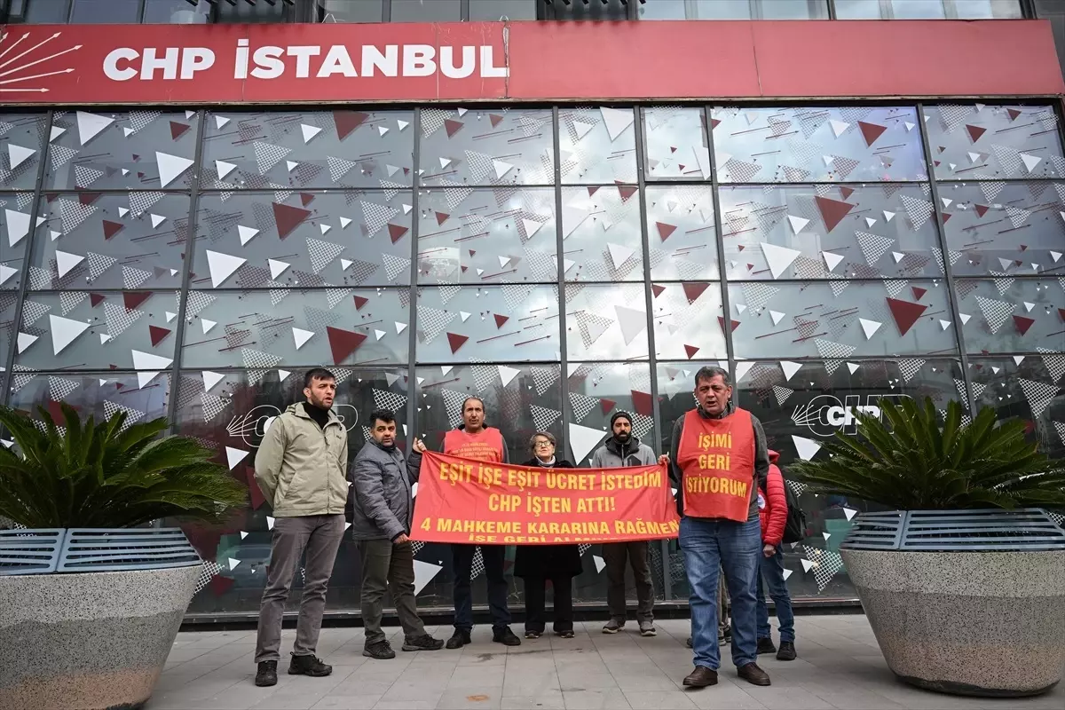 İşçi, işten çıkarılma kararını protesto etmek için CHP İstanbul İl Başkanlığı binasında oturma eylemi yapıyor