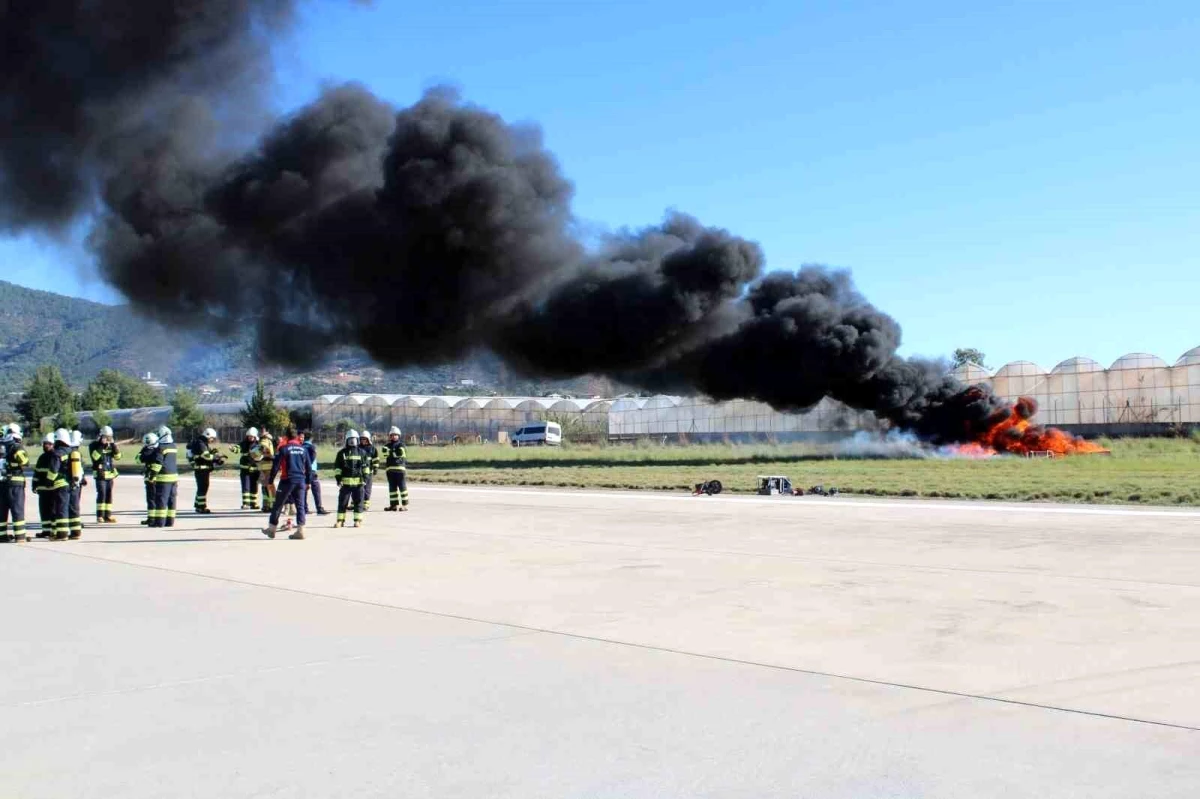 Gazipaşa-Alanya Havalimanı\'nda Ateşli Yangın Tatbikatı Gerçekleştirildi