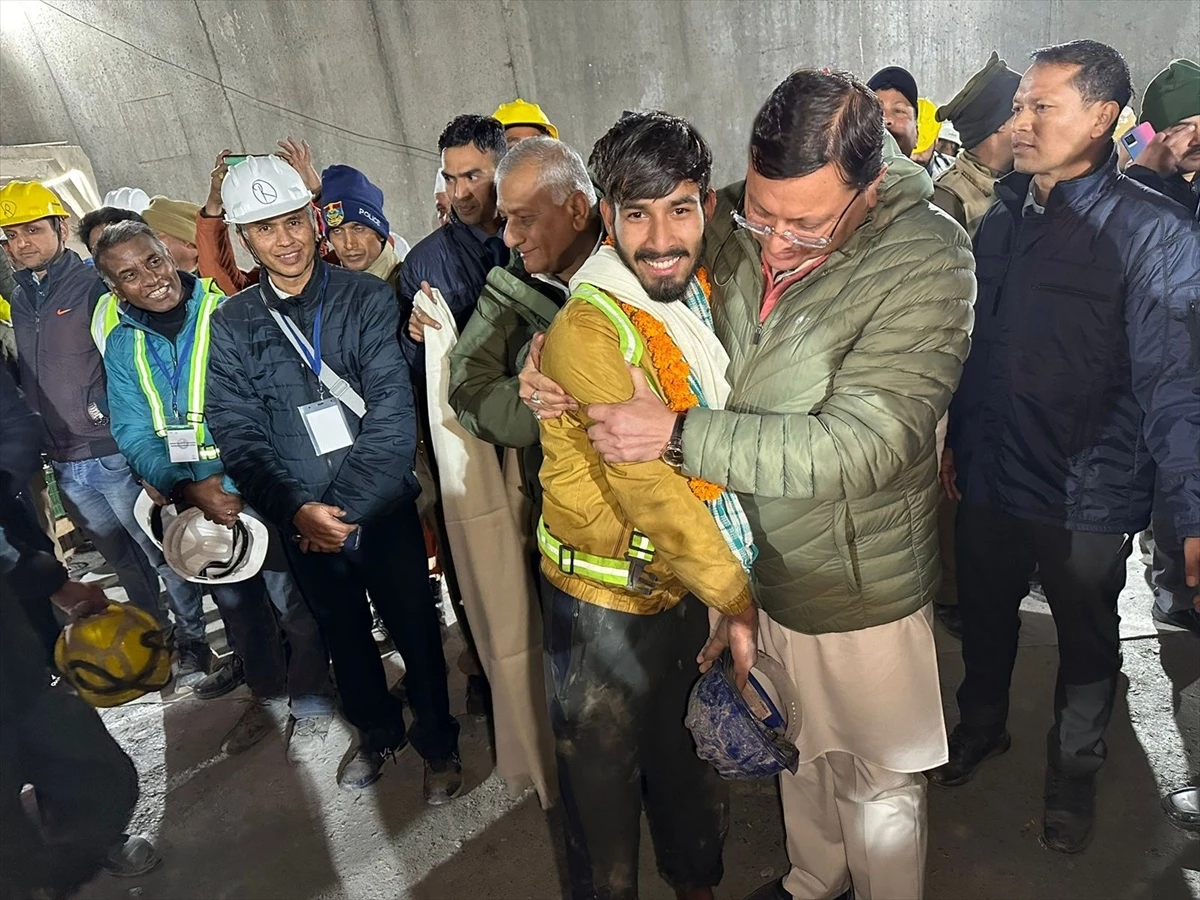 Hindistan\'da çöken tünelde mahsur kalan işçiler kurtarıldı