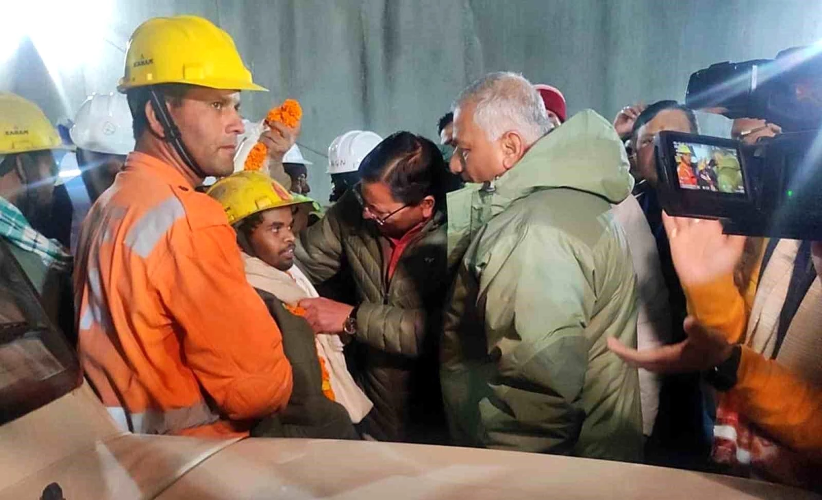 Hindistan\'da çöken tünelde mahsur kalan işçilerden 18\'i kurtarıldı