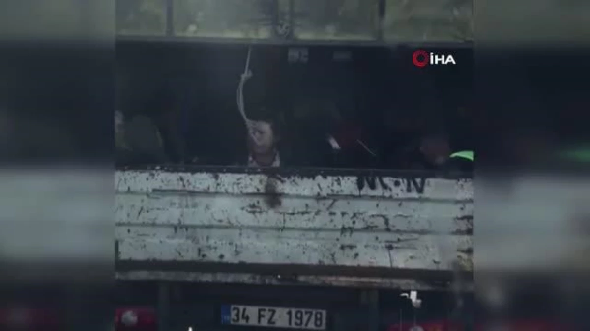 İstanbul\'da kadınların kamyonetle taşınması tepki çekti