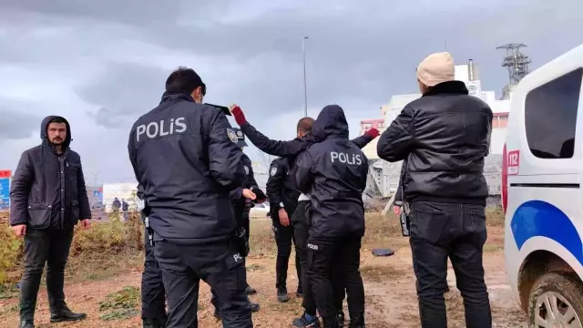 İnegöl'de Fabrika İnşaatında Para İsteyen Şahıs Dövizleri Yırttı İnegöl'de Fabrika İnşaatında Para İsteyen Şahıs Dövizleri Yırttı