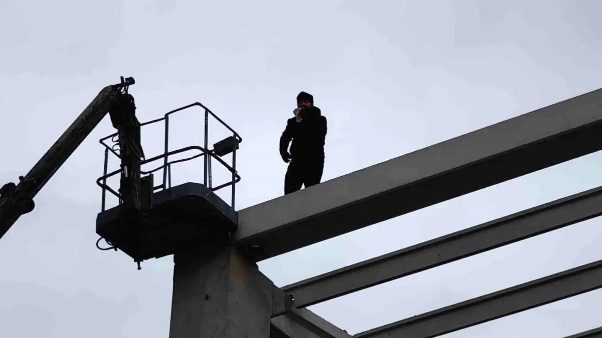 İşten çıkarılan inşaat işçisi çatıya çıkarak yetkililerden parasını istedi, 200 euroyu görünce yırttı