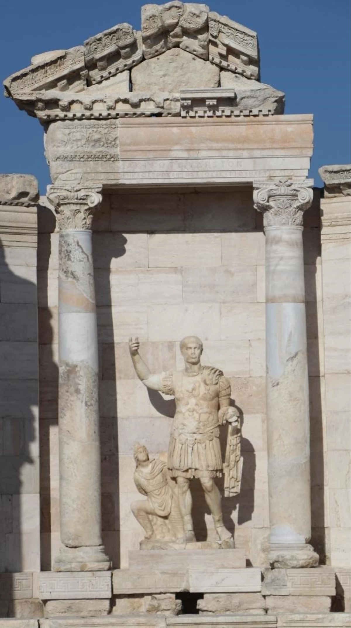 Laodikya Antik Kenti\'ndeki Anıtsal Çeşme Orijinal Şekliyle Ayağa Kaldırıldı