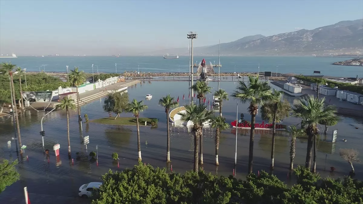 İskenderun\'da Deniz Taşması Sonucu Su Baskınları