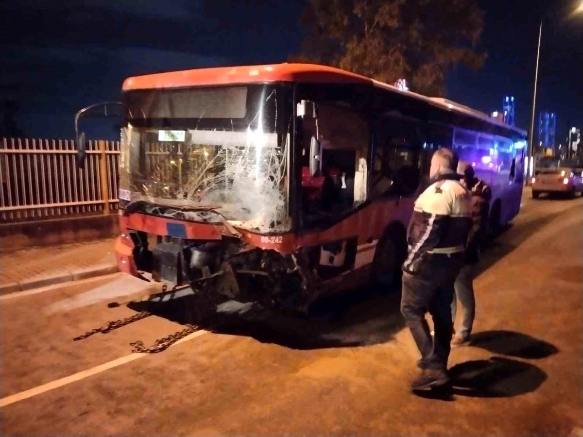 İzmir\'de otomobil ile belediye otobüsü çarpıştı: 1 ölü, 2 yaralı