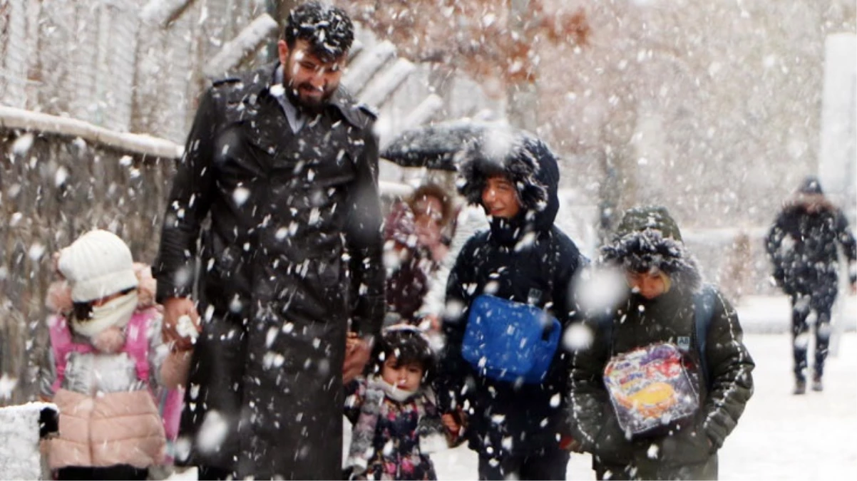 Erzurum\'un 3 ilçesinde kar yağışı nedeniyle okullar bugün de tatil