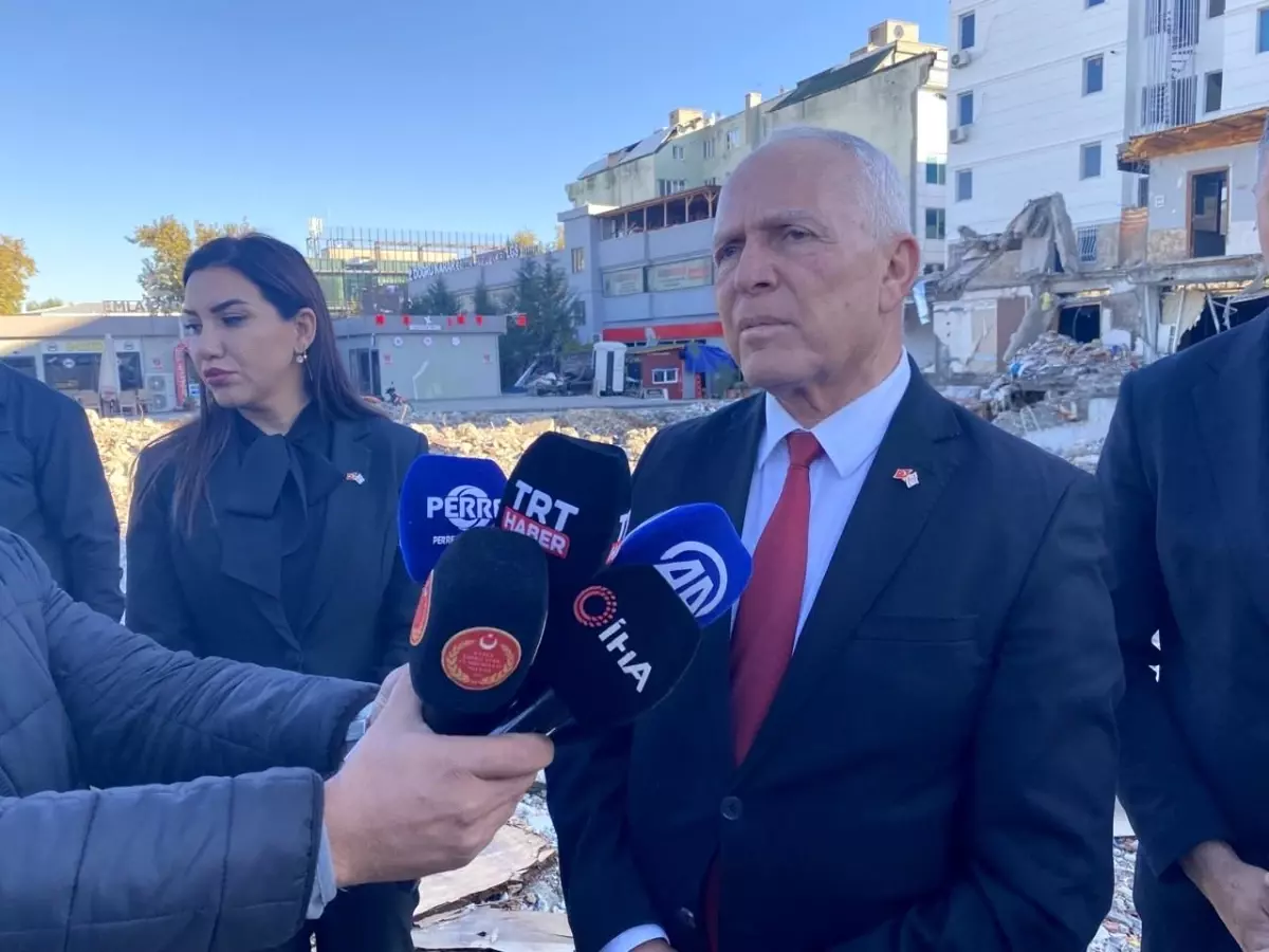 KKTC Meclis Başkanı İsias Otelinin Enkazına Dualar Etti