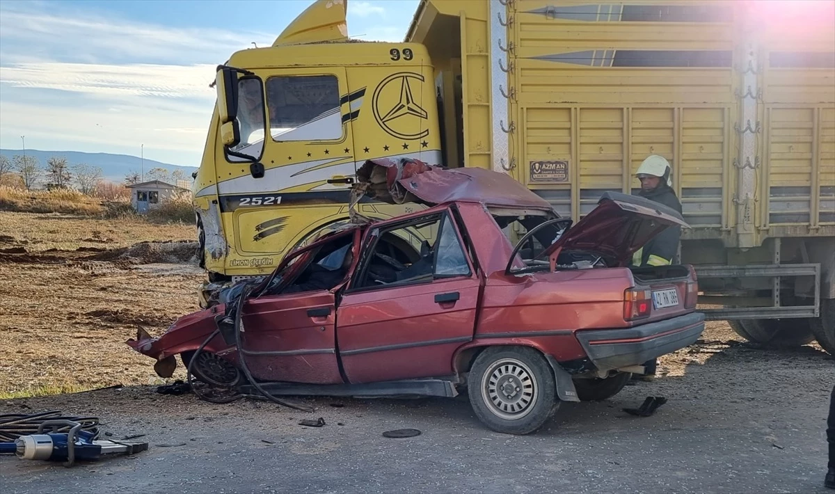 Konya\'da otomobil ile kamyon çarpıştı: 2 ölü, 1 yaralı