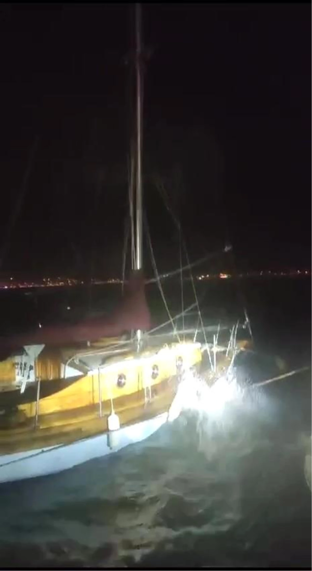 Kuzey Ege\'de Lodos Fırtınası: 9 Gemi Sığındı, Tekneler Zor Anlar Yaşadı