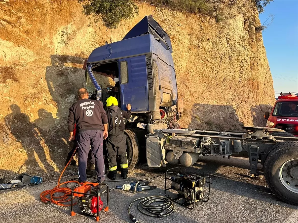 Mersin\'de tır dağ yamacına çarptı, sürücü kurtarıldı