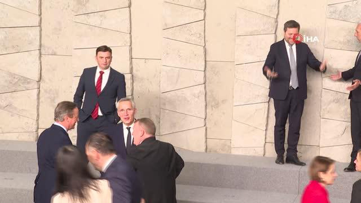 NATO Dışişleri Bakanlarından aile fotoğrafı