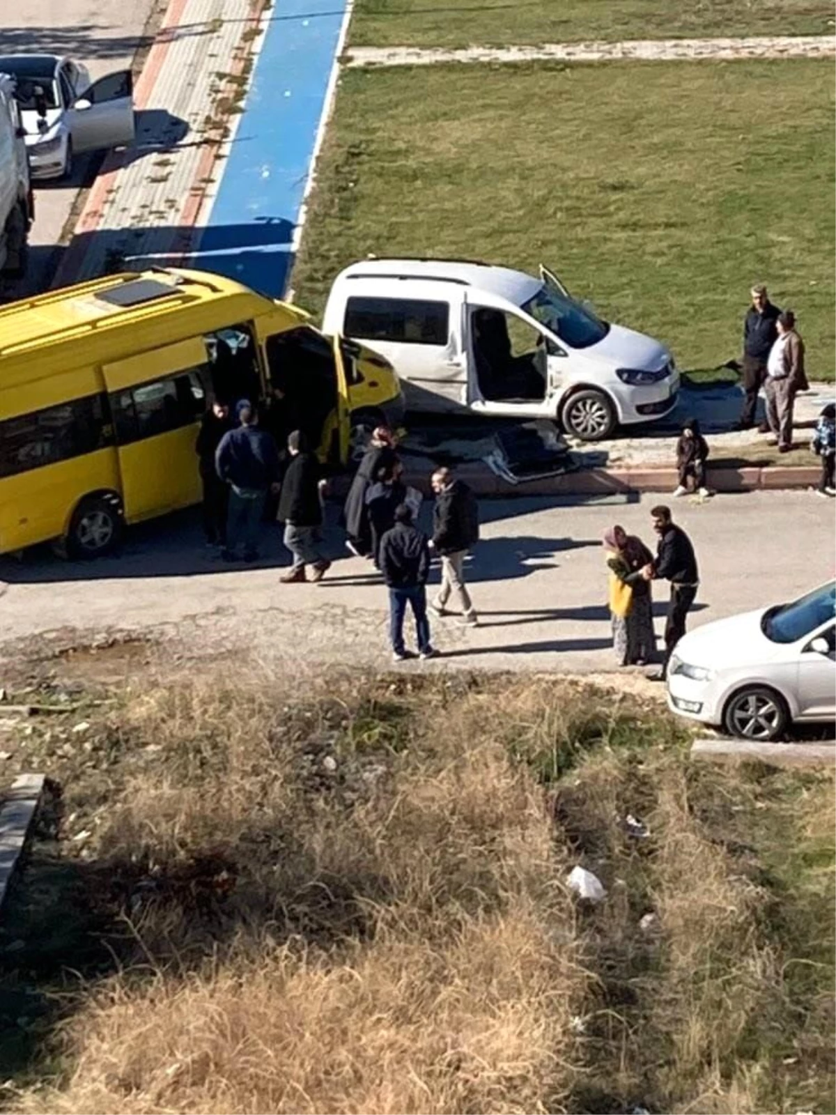 Elazığ\'da öğrenci servisi ile otomobil çarpıştı, kavgaya tutuştular
