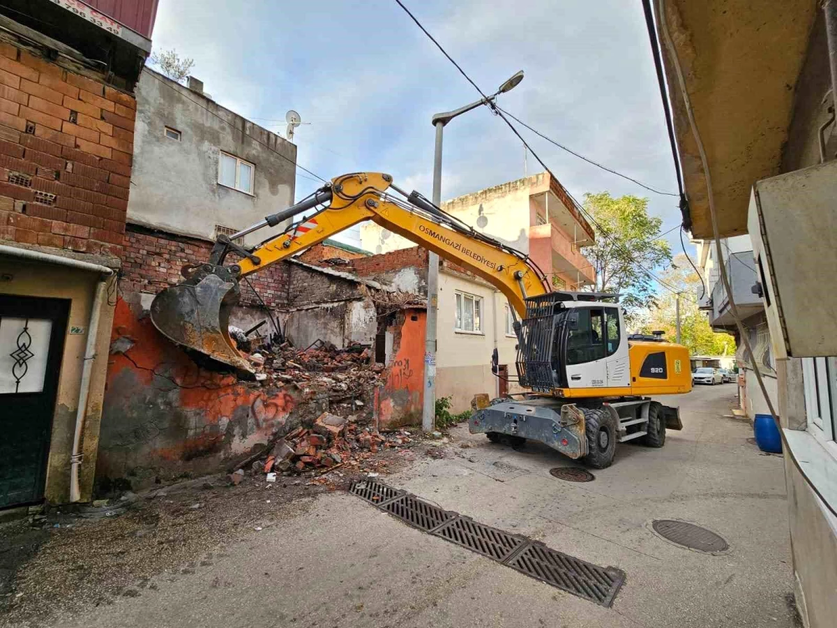 Osmangazi Belediyesi, madde bağımlıları tarafından mesken tutulan metruk evi yıktı