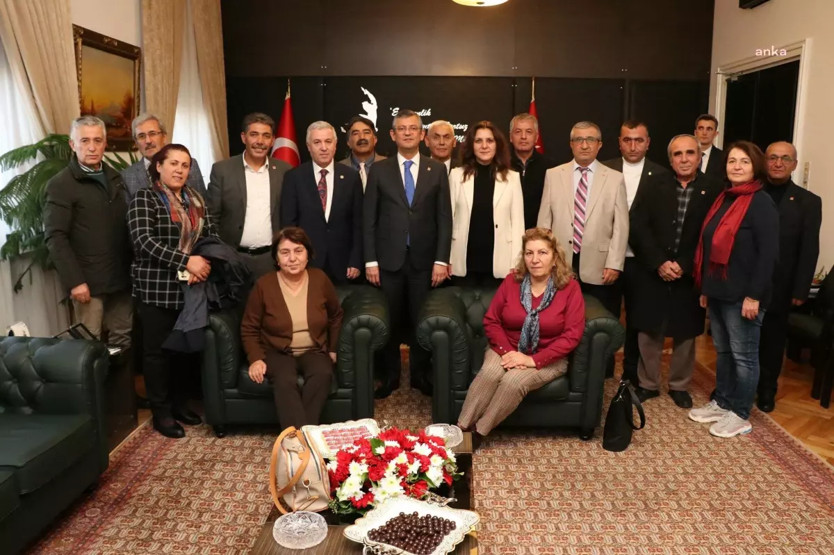 CHP\'ye dönen belediye meclisi üyelerine rozet takıldı