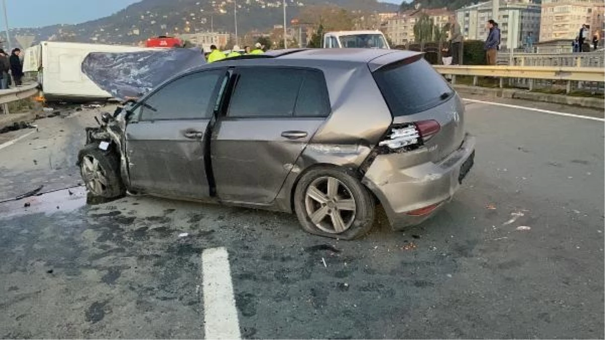 Rize\'de otomobil minibüse çarptı: 4 yaralı