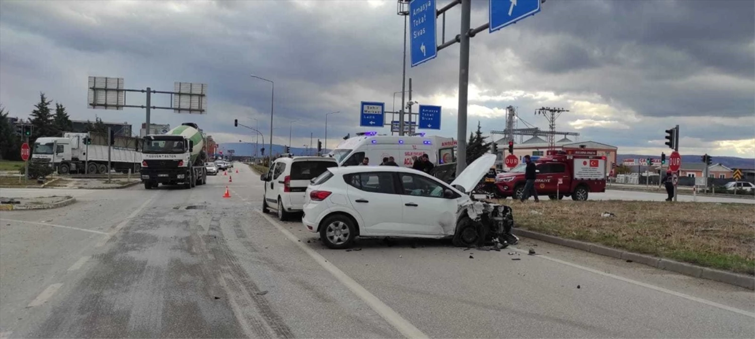 Amasya\'da otomobil ile hafif ticari araç çarpıştı: 3 yaralı
