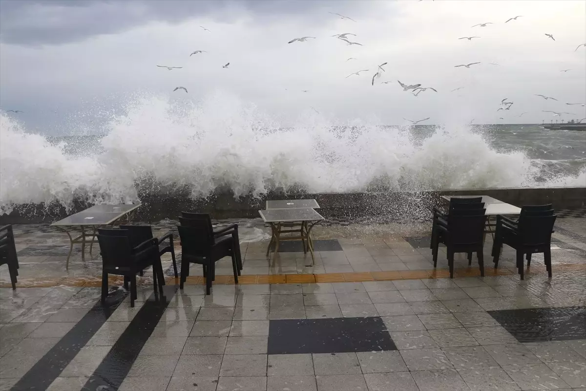 Tekirdağ\'da Şiddetli Lodos Deniz Ulaşımını Olumsuz Etkiliyor