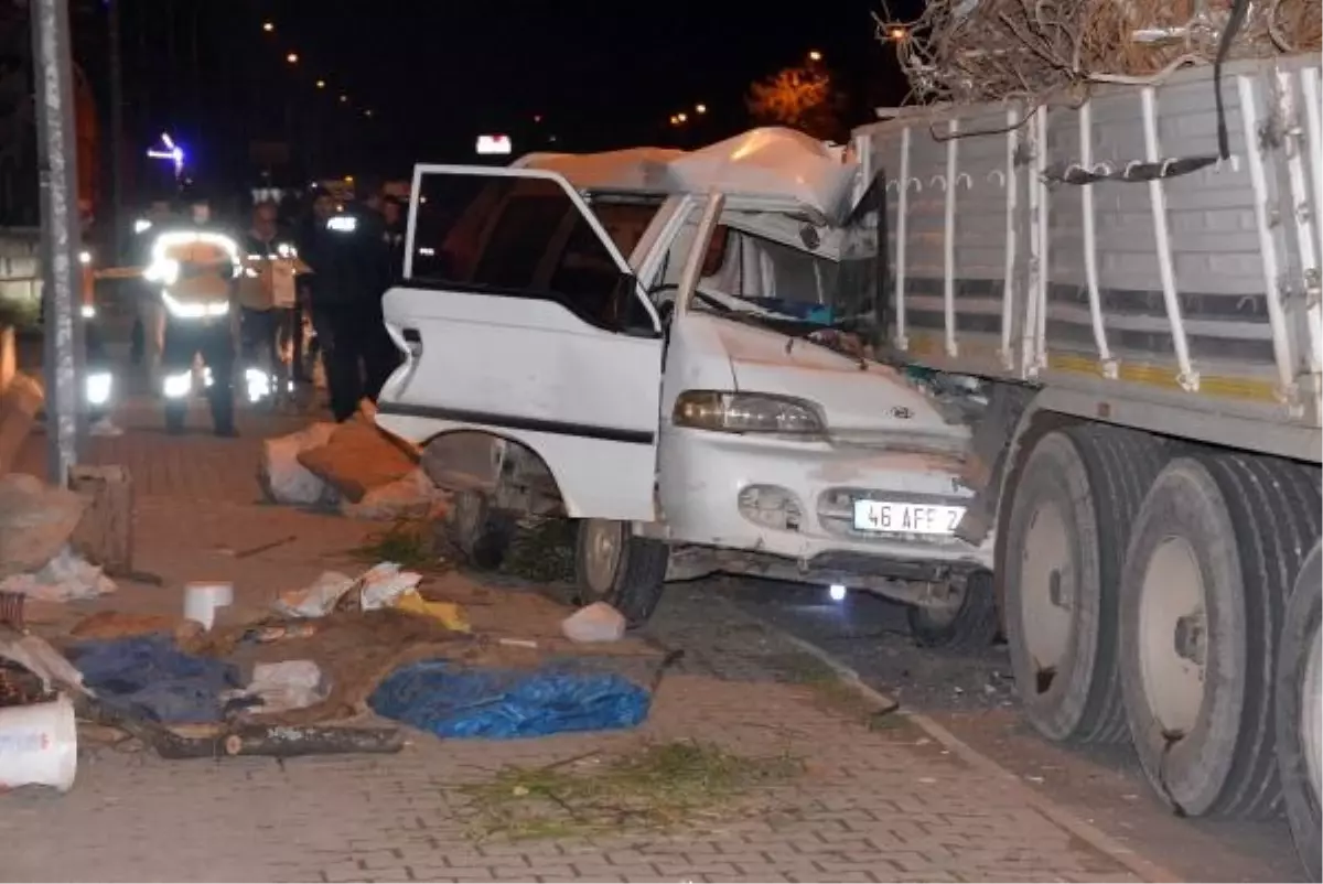 Kahramanmaraş\'ta Minibüs TIR\'ın Altına Girdi: 1 Ölü