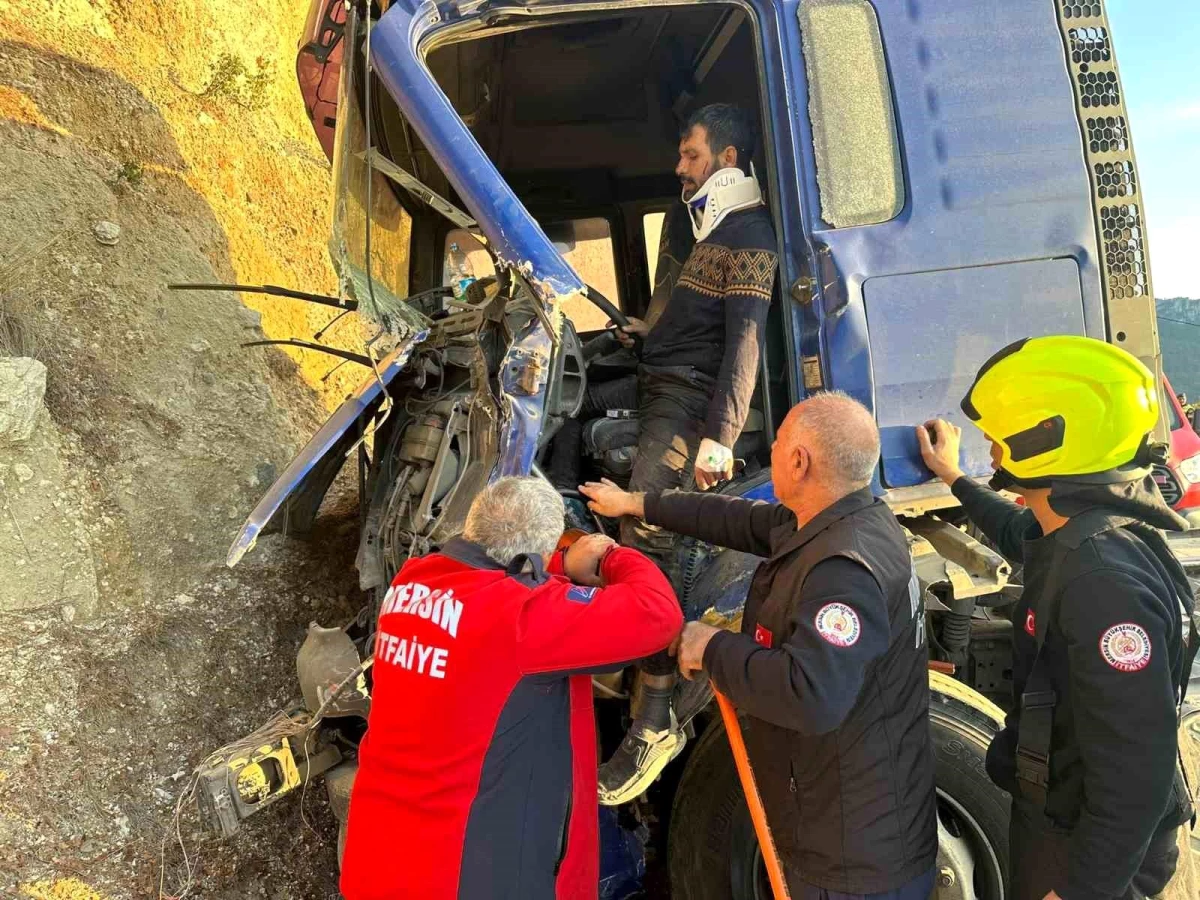 Mersin\'de trafik kazasında tırda sıkışan sürücü kurtarıldı