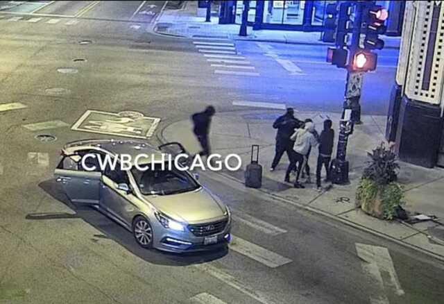 Amerika'da bir silahlı grup şehrin en işlek caddesinde silahla araç durdurup soygun yaptı