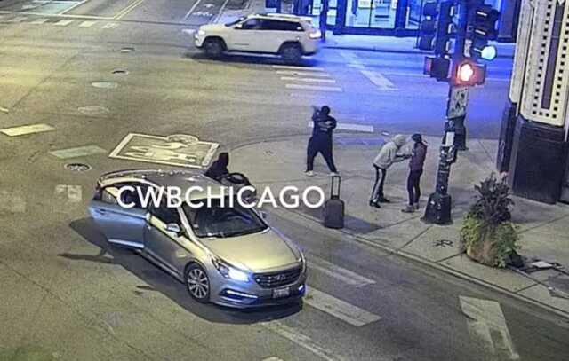 Amerika'da bir silahlı grup şehrin en işlek caddesinde silahla araç durdurup soygun yaptı