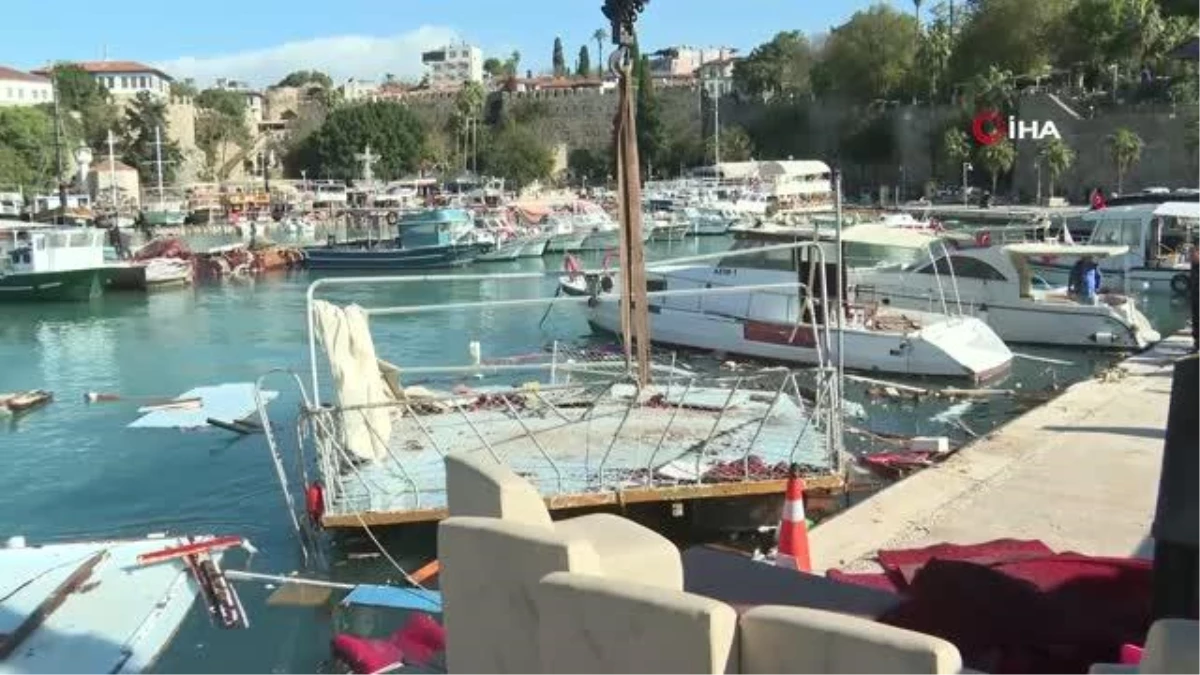 Antalya\'da fırtına ve dev dalgaların vurduğu Kaleiçi Yat Limanı\'nda balıkçılar ve turizmciler etkilendi