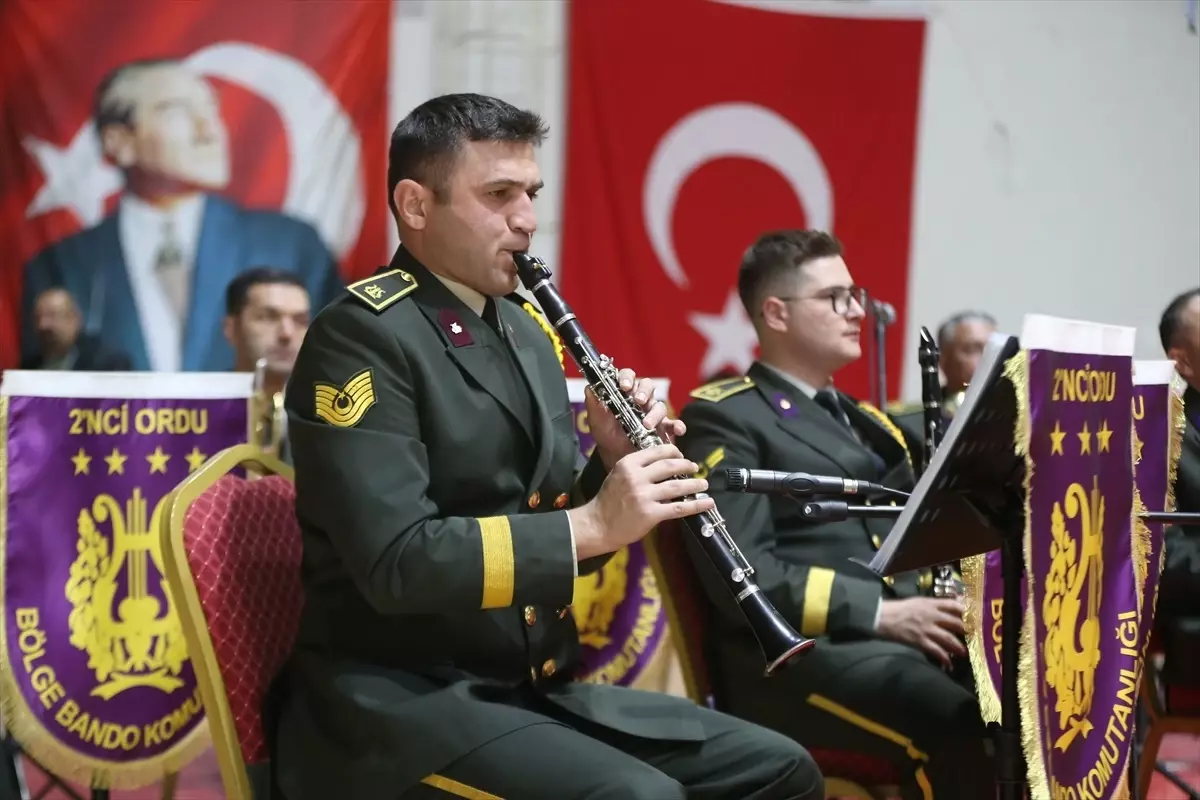 Askeri bando takımı, Hakkari\'de konser verdi