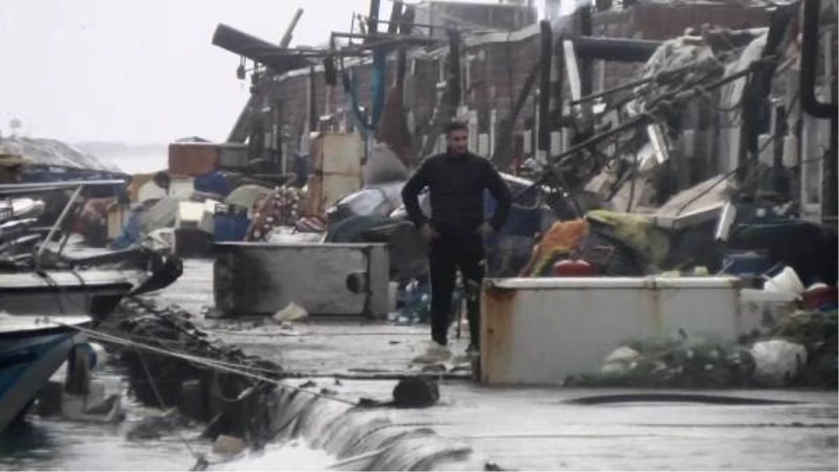 İstanbul\'da Fırtına Nedeniyle Dev Dalgalar Balıkçı Limanını Harabeye Çevirdi