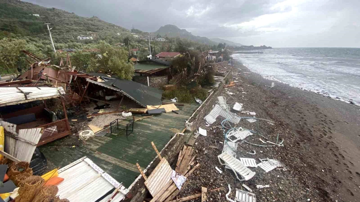 Çanakkale\'de Hortum Felaketi: Sahil Yolu Savaş Alanına Döndü