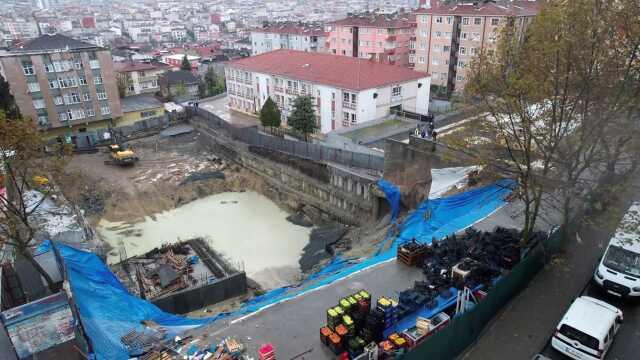 Bağcılar'da İnşaatın İstinat Duvarı Çöktü, Okuldaki Öğrenciler Evlerine Gönderildi