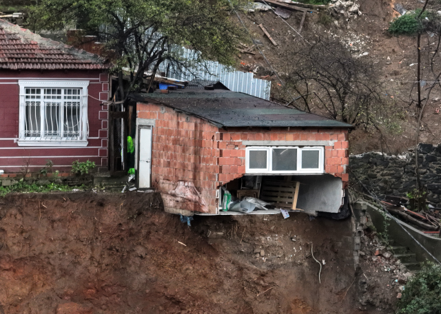 Bağcılar'da İnşaatın İstinat Duvarı Çöktü, Okuldaki Öğrenciler Evlerine Gönderildi