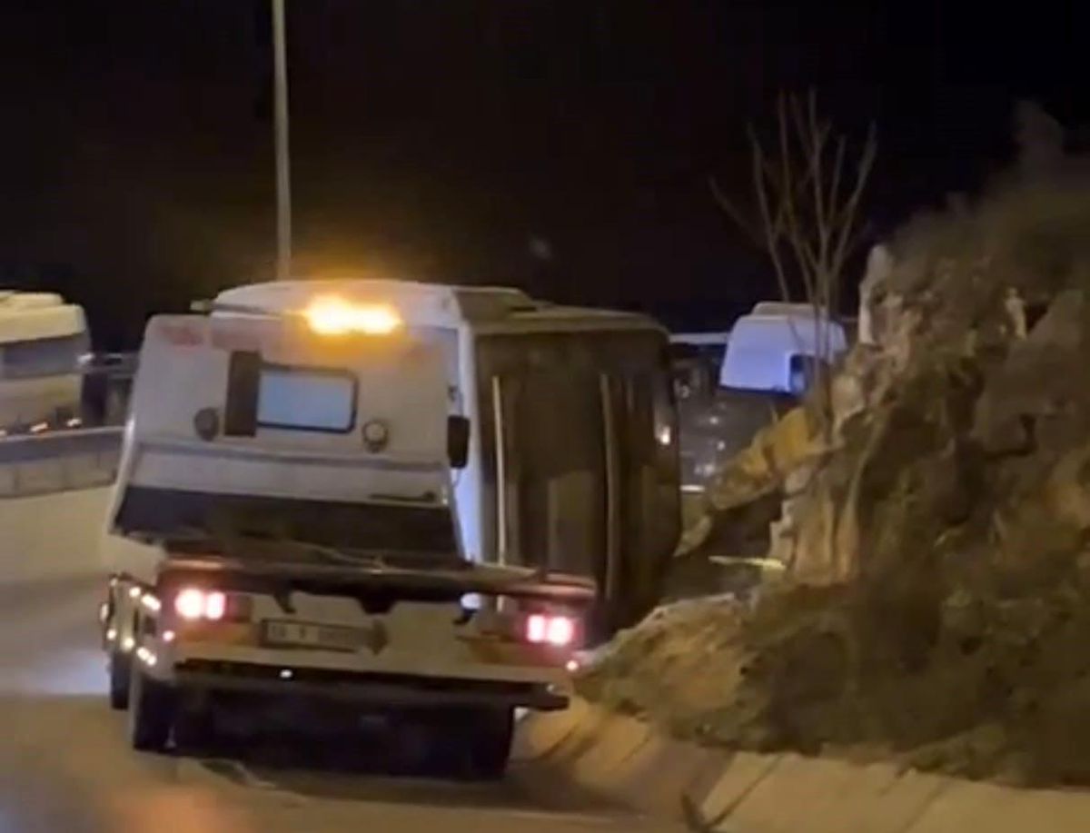 İnegöl\'de servis minibüsleri çarpıştı: 7 işçi yaralandı