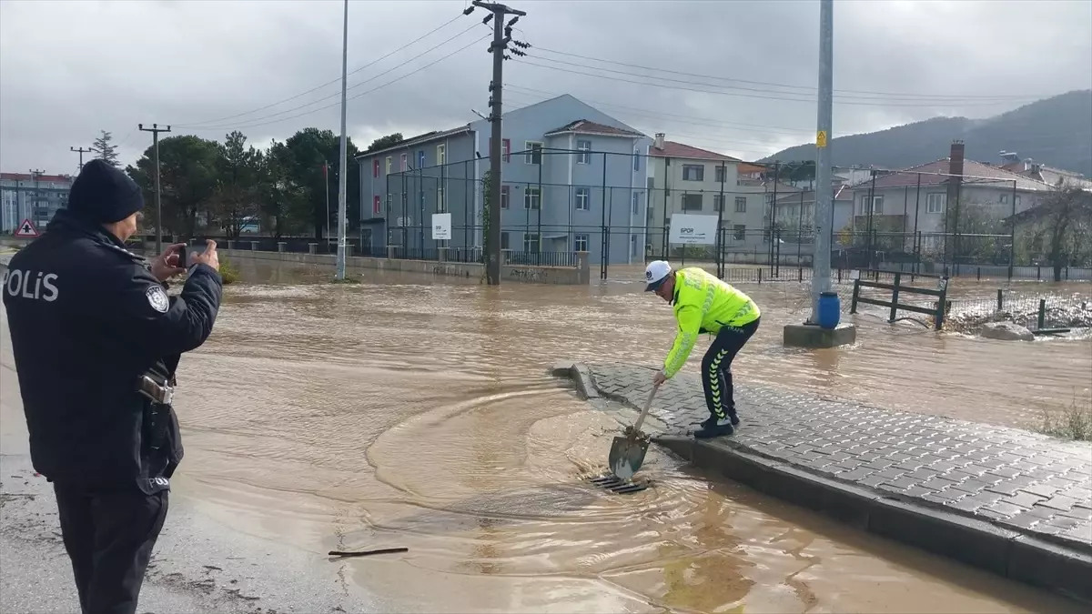 Çanakkale\'nin Yenice ilçesinde sağanak nedeniyle dereler taştı