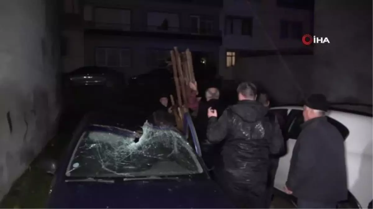 Çatı parçaları 2 sokakta araçların üzerine devrildi, 5 araç zarar gördü